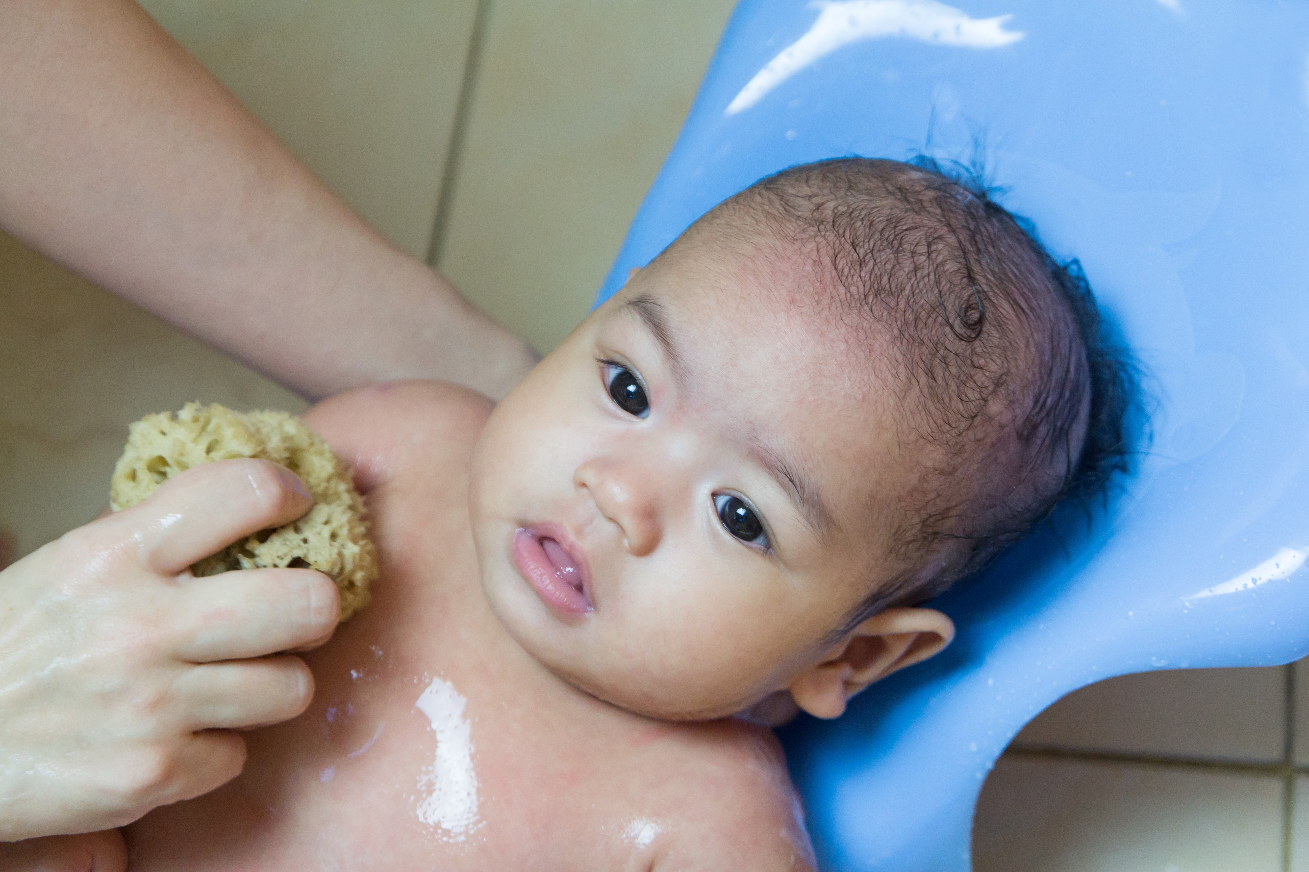 mandi bayi baru lahir, cara memandikan bayi, aturan mandi bayi, mandi bayi aman, perawatan bayi baru lahir, Bunda, si Kecil